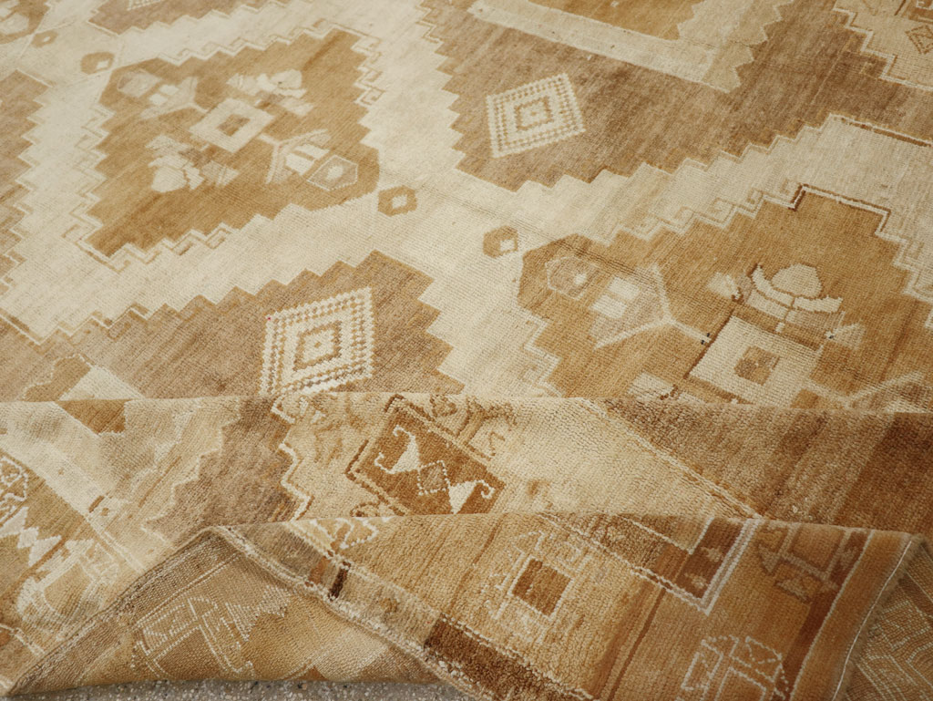 Vintage Turkish Anatolian Room Size Carpet, No.33572 - Galerie Shabab