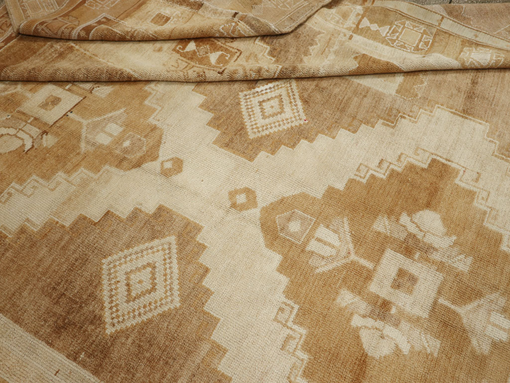 Vintage Turkish Anatolian Room Size Carpet, No.33572 - Galerie Shabab