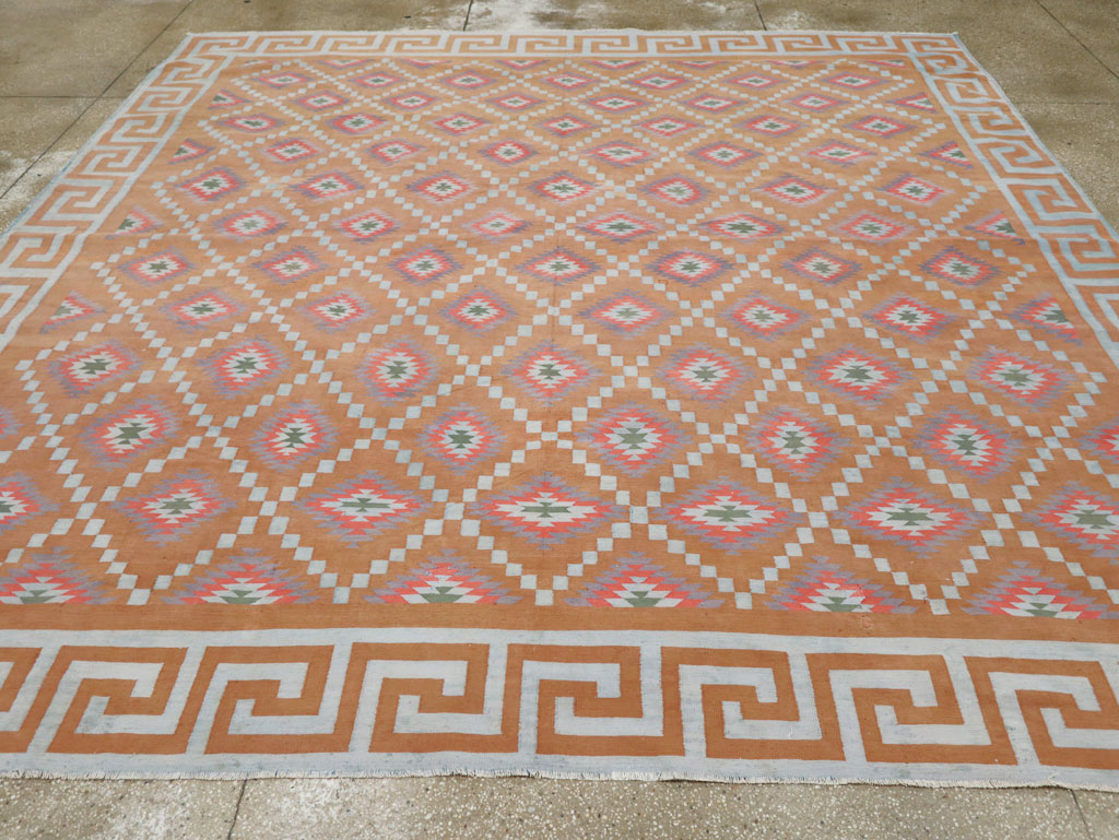 Vintage Indian Flatweave Dhurrie Square Room Size Carpet, No.33577 - Galerie Shabab