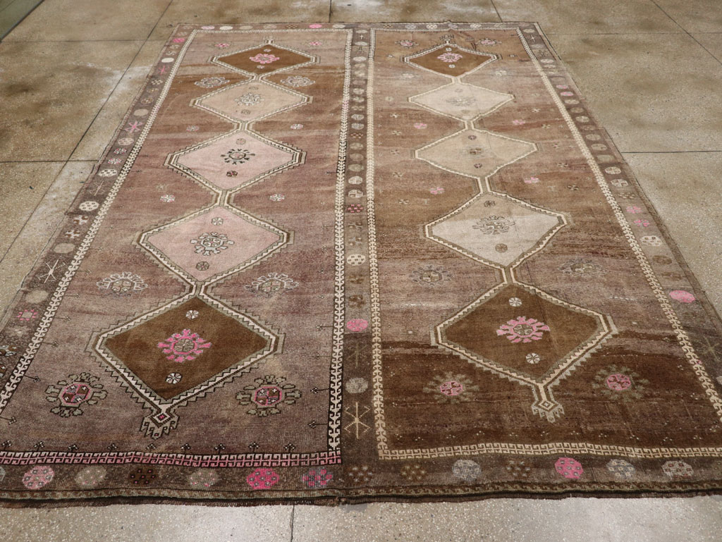 Vintage Turkish Anatolian Room Size Carpet, No.33586 - Galerie Shabab
