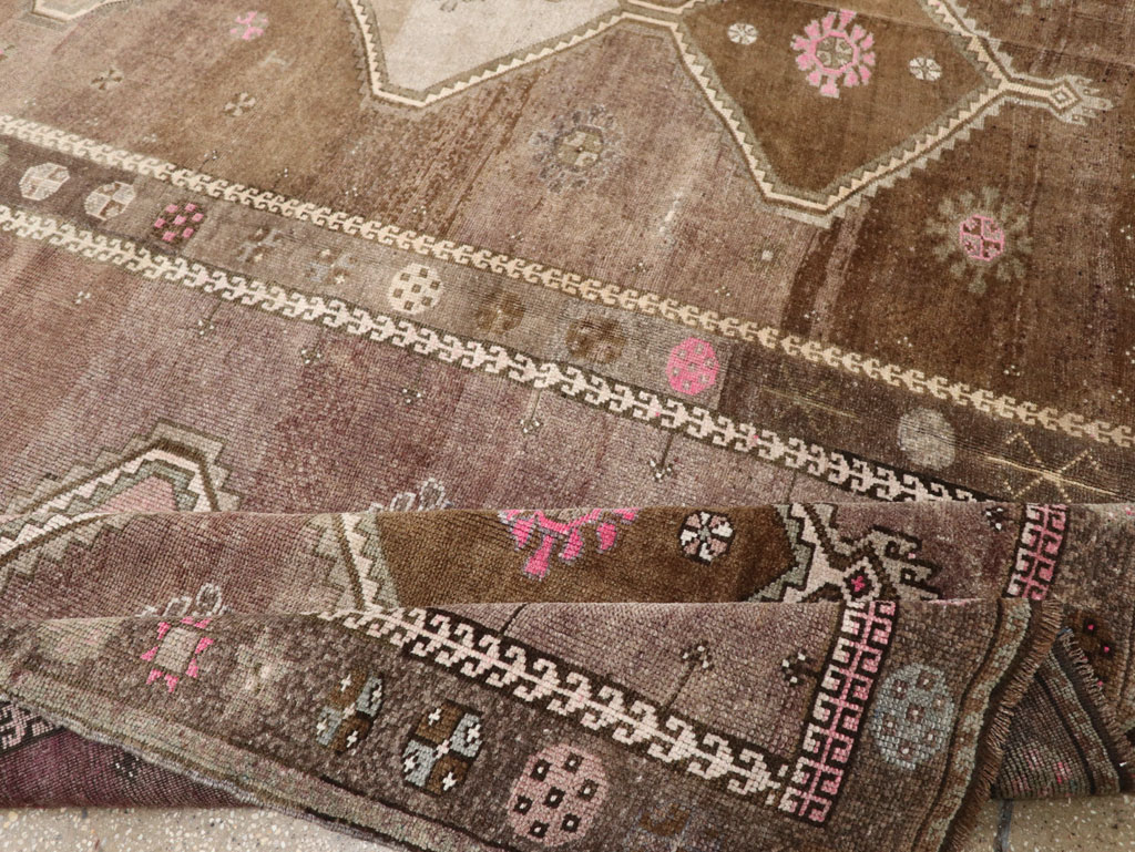 Vintage Turkish Anatolian Room Size Carpet, No.33586 - Galerie Shabab