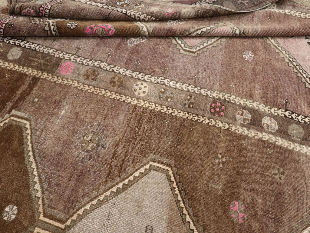 Vintage Turkish Anatolian Room Size Carpet, No.33586 - Galerie Shabab