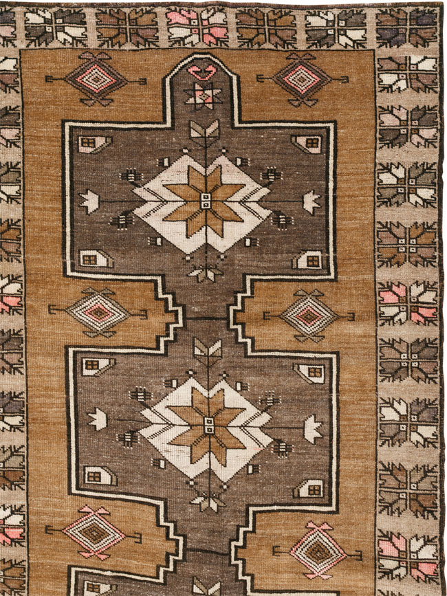 Vintage Turkish Anatolian Room Size Carpet, No.33587 - Galerie Shabab