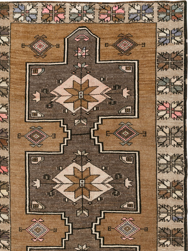 Vintage Turkish Anatolian Room Size Carpet, No.33587 - Galerie Shabab