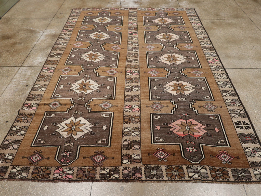 Vintage Turkish Anatolian Room Size Carpet, No.33587 - Galerie Shabab