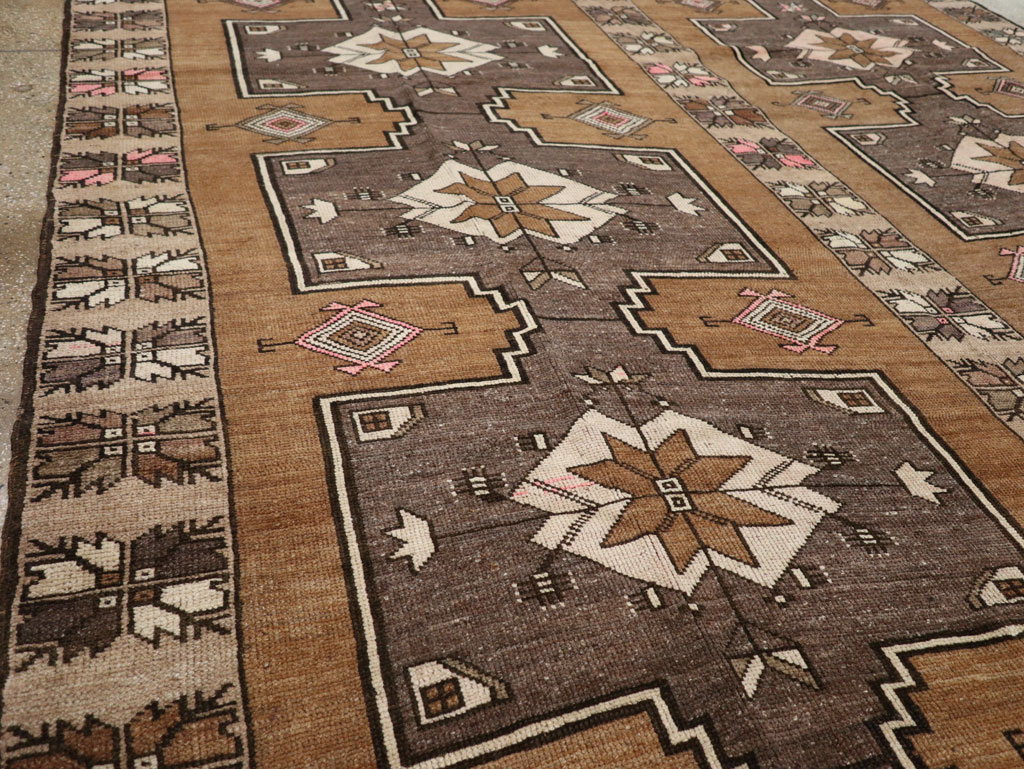 Vintage Turkish Anatolian Room Size Carpet, No.33587 - Galerie Shabab