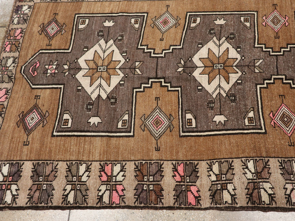 Vintage Turkish Anatolian Room Size Carpet, No.33587 - Galerie Shabab