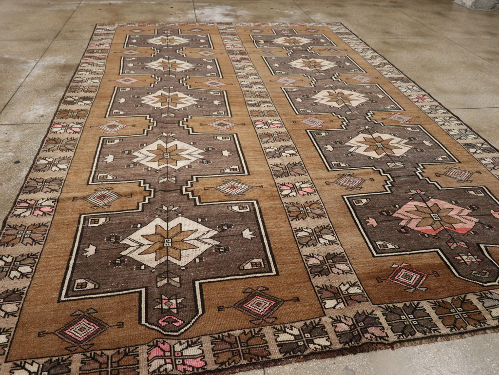 Vintage Turkish Anatolian Room Size Carpet, No.33587 - Galerie Shabab