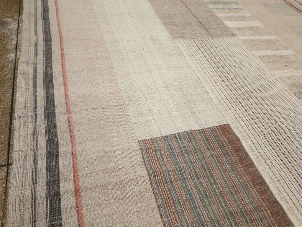 Vintage Turkish Flatweave Kilim Room Size Carpet, No.33593 - Galerie Shabab