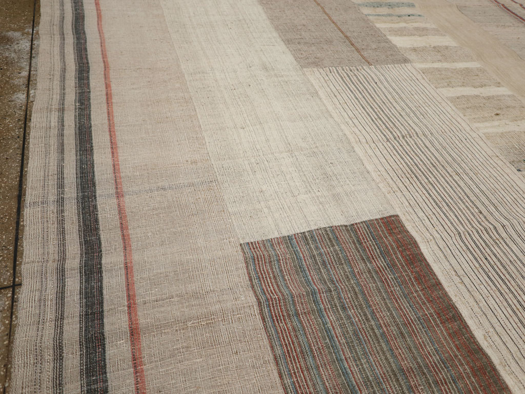 Vintage Turkish Flatweave Kilim Room Size Carpet, No.33593 - Galerie Shabab