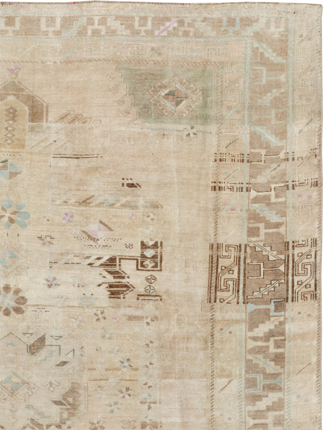 Vintage Turkish Anatolian Accent Rug, No.33614 - Galerie Shabab
