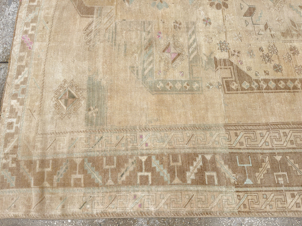 Vintage Turkish Anatolian Accent Rug, No.33614 - Galerie Shabab