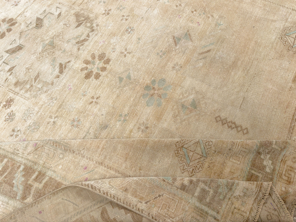 Vintage Turkish Anatolian Accent Rug, No.33614 - Galerie Shabab