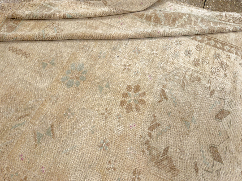 Vintage Turkish Anatolian Accent Rug, No.33614 - Galerie Shabab