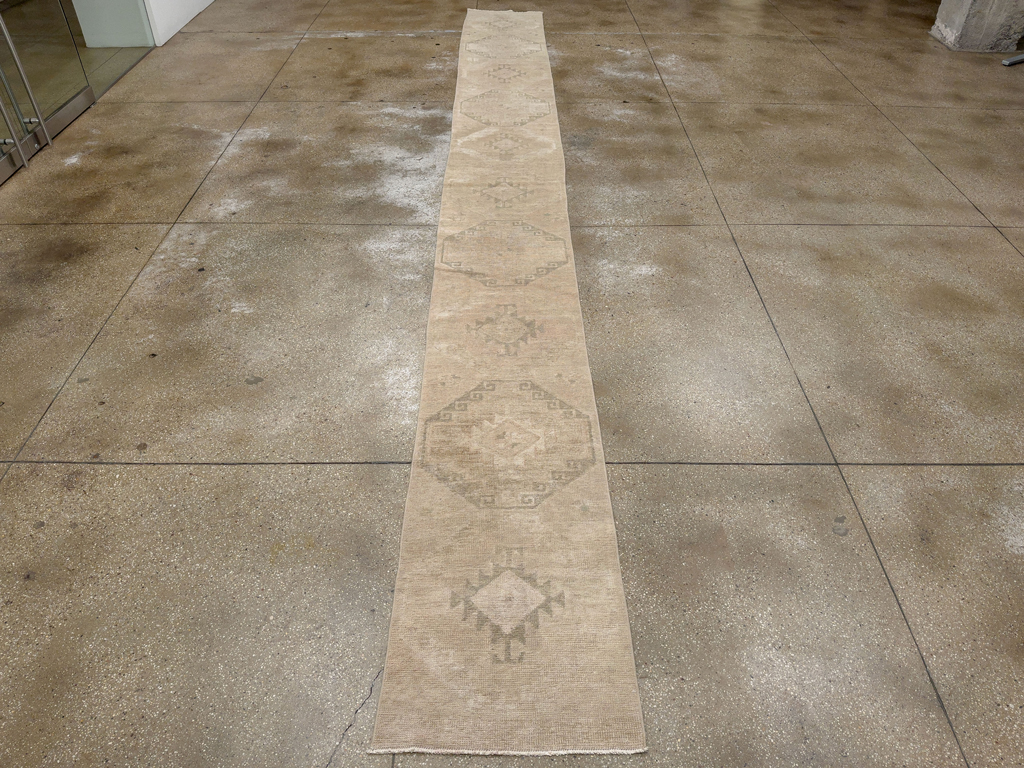 Vintage Turkish Anatolian Long Runner, No.33624 - Galerie Shabab
