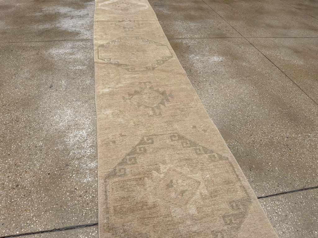 Vintage Turkish Anatolian Long Runner, No.33624 - Galerie Shabab