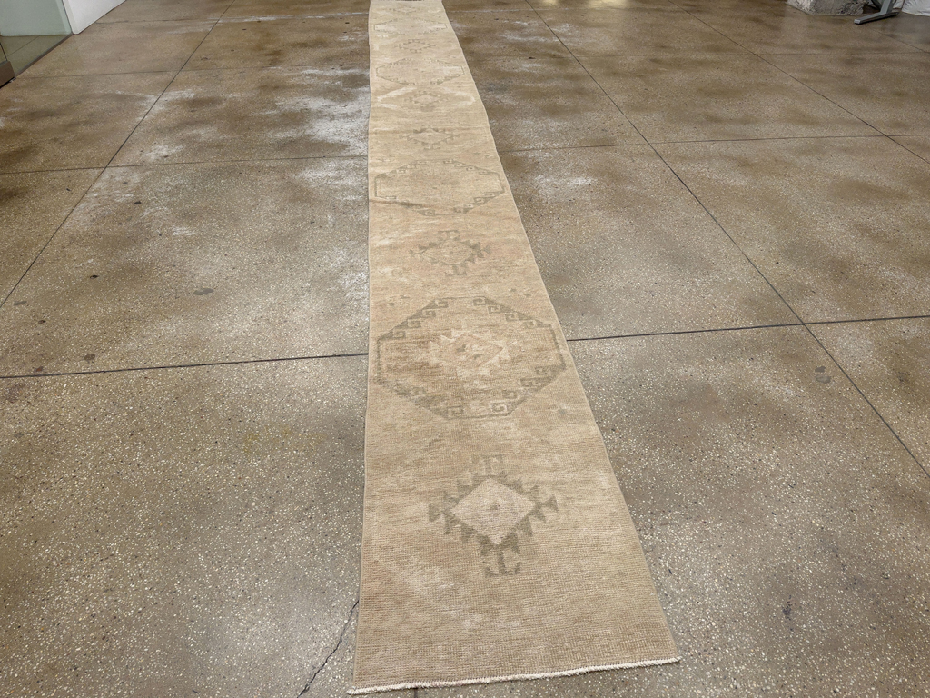 Vintage Turkish Anatolian Long Runner, No.33624 - Galerie Shabab