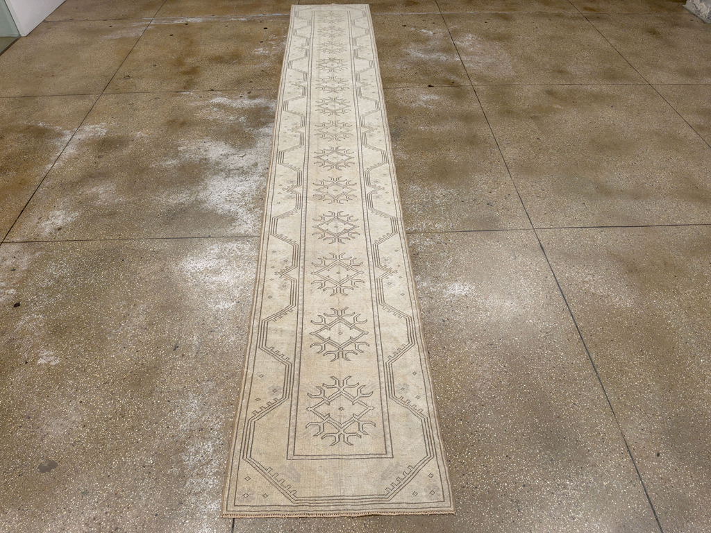Vintage Turkish Anatolian Long Runner, No.33627 - Galerie Shabab