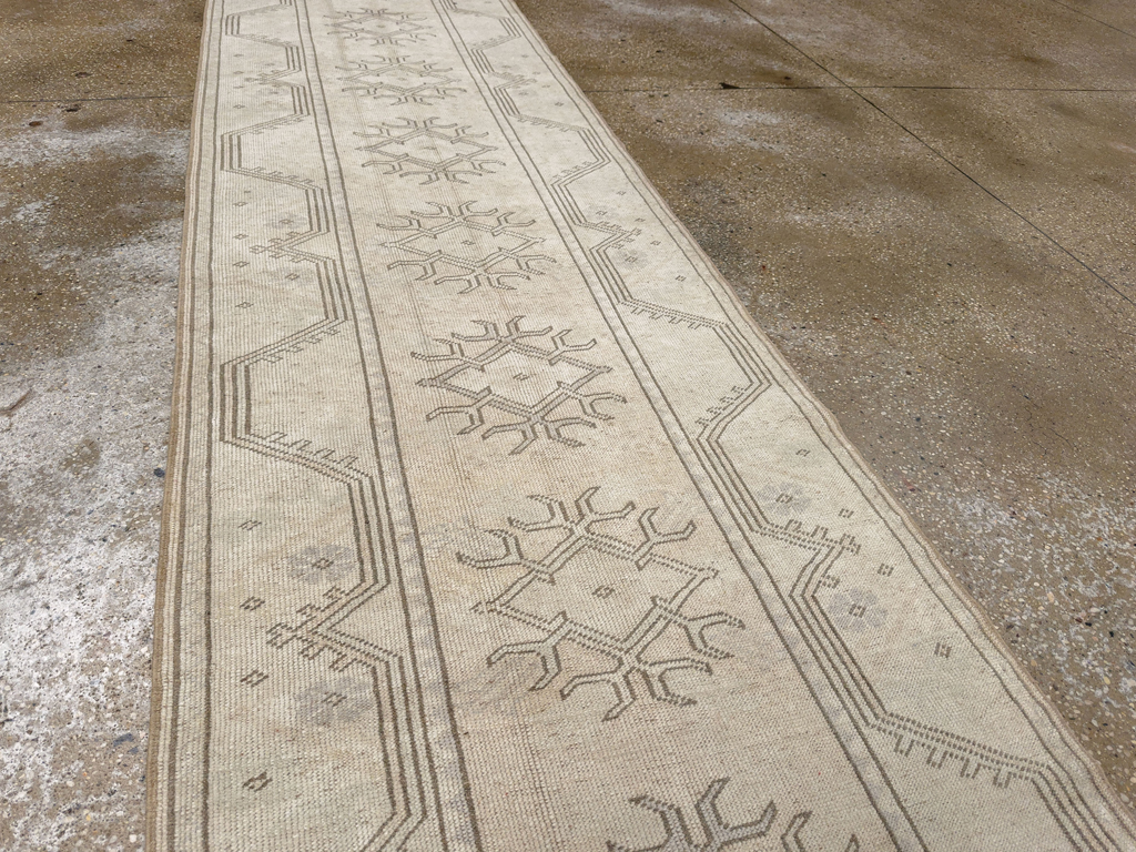 Vintage Turkish Anatolian Long Runner, No.33627 - Galerie Shabab