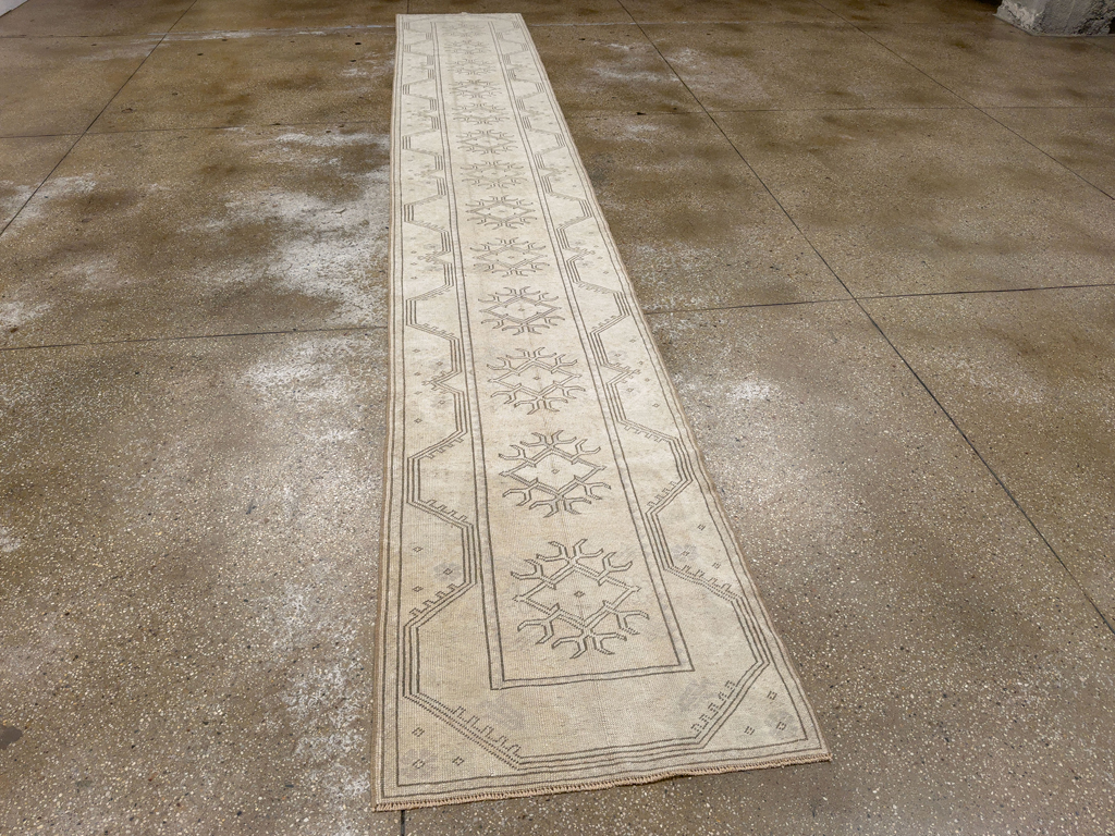 Vintage Turkish Anatolian Long Runner, No.33627 - Galerie Shabab