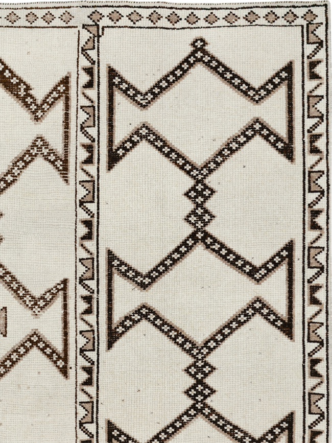 Vintage Turkish Anatolian Room Size Carpet, No.33672 - Galerie Shabab