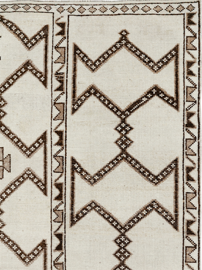 Vintage Turkish Anatolian Room Size Carpet, No.33672 - Galerie Shabab