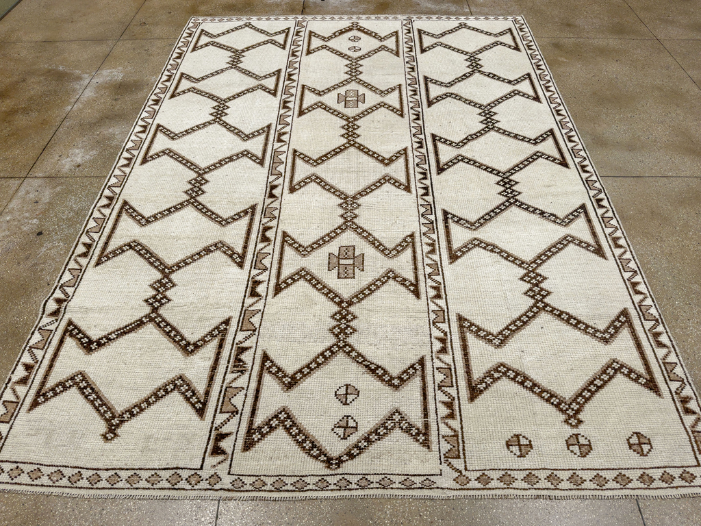 Vintage Turkish Anatolian Room Size Carpet, No.33672 - Galerie Shabab