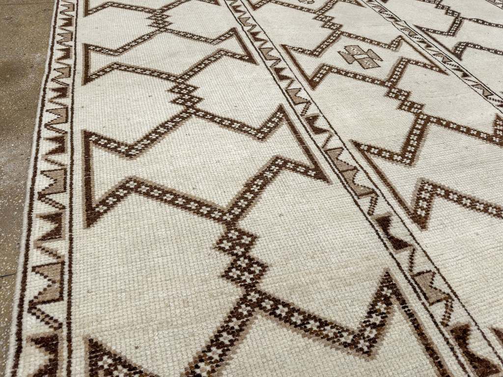 Vintage Turkish Anatolian Room Size Carpet, No.33672 - Galerie Shabab