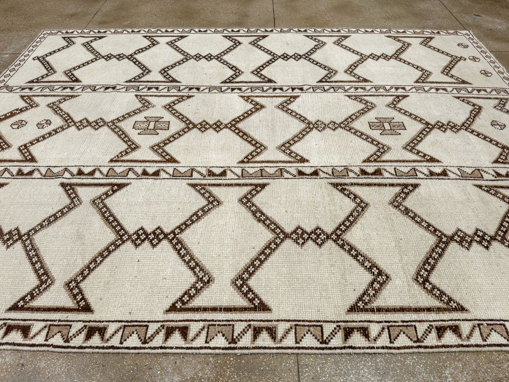 Vintage Turkish Anatolian Room Size Carpet, No.33672 - Galerie Shabab