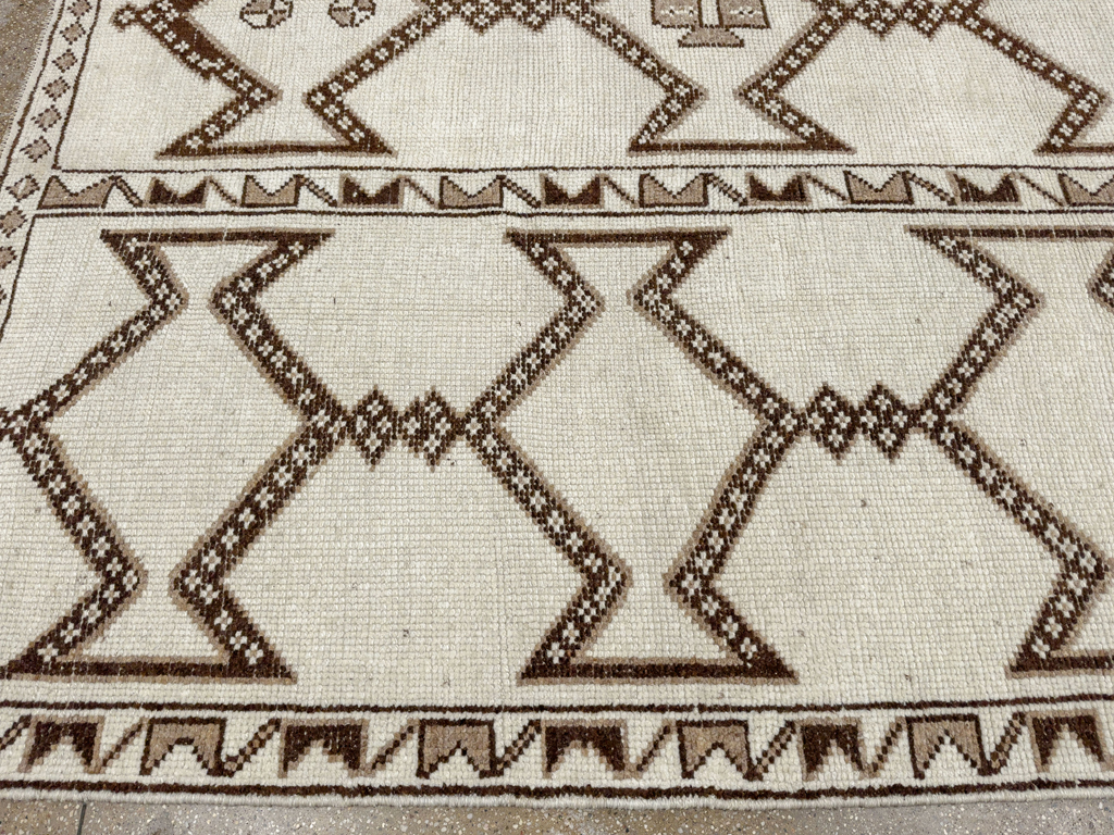 Vintage Turkish Anatolian Room Size Carpet, No.33672 - Galerie Shabab