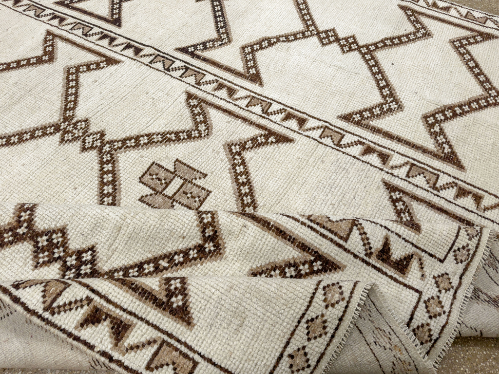 Vintage Turkish Anatolian Room Size Carpet, No.33672 - Galerie Shabab