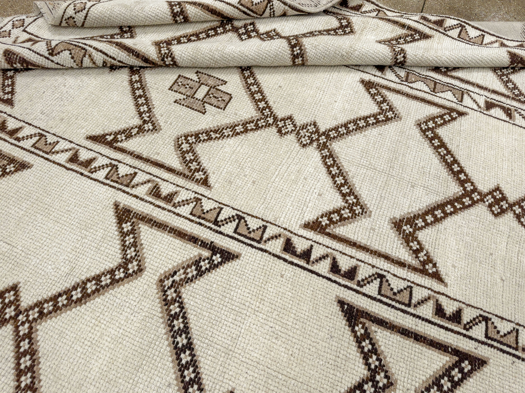 Vintage Turkish Anatolian Room Size Carpet, No.33672 - Galerie Shabab