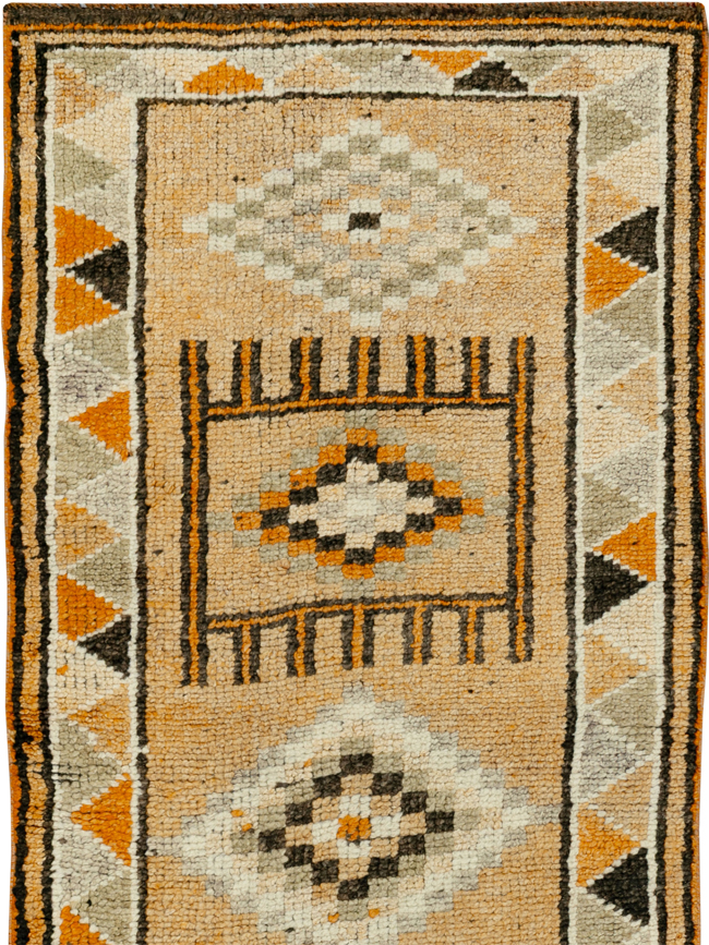 Vintage Turkish Anatolian Runner, No.33673 - Galerie Shabab