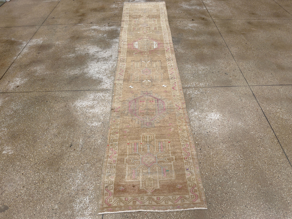 Vintage Turkish Anatolian Runner, No.33678 - Galerie Shabab