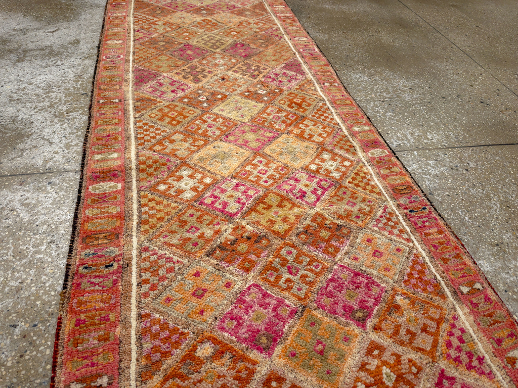Vintage Turkish Anatolian Runner, No.33688 - Galerie Shabab