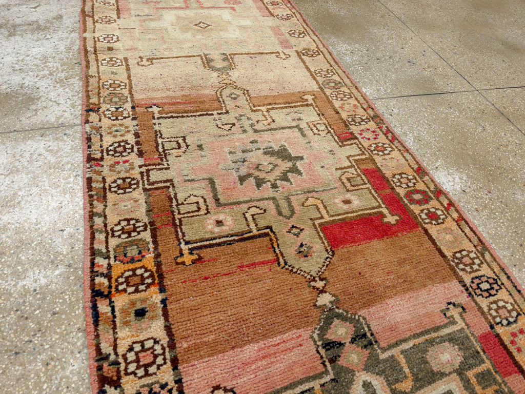 Vintage Turkish Anatolian Runner, No.33693 - Galerie Shabab