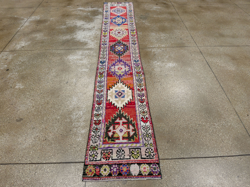 Vintage Turkish Anatolian Runner, No.33694 - Galerie Shabab