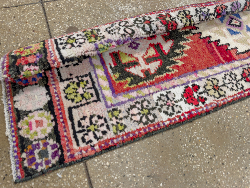 Vintage Turkish Anatolian Runner, No.33694 - Galerie Shabab