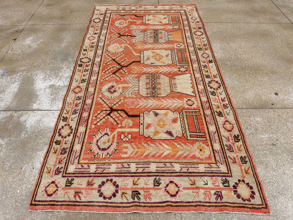 Vintage East Turkestan Pictorial Vase Khotan Rug, No.33698 - Galerie Shabab