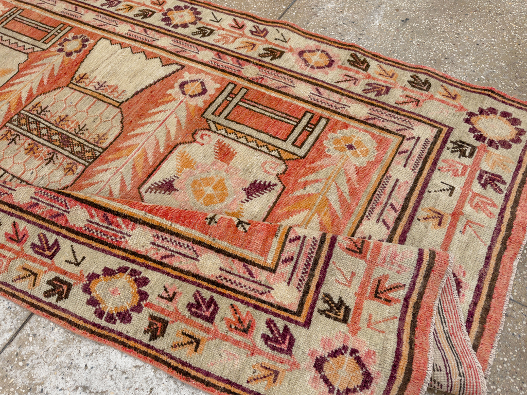 Vintage East Turkestan Pictorial Vase Khotan Rug, No.33698 - Galerie Shabab