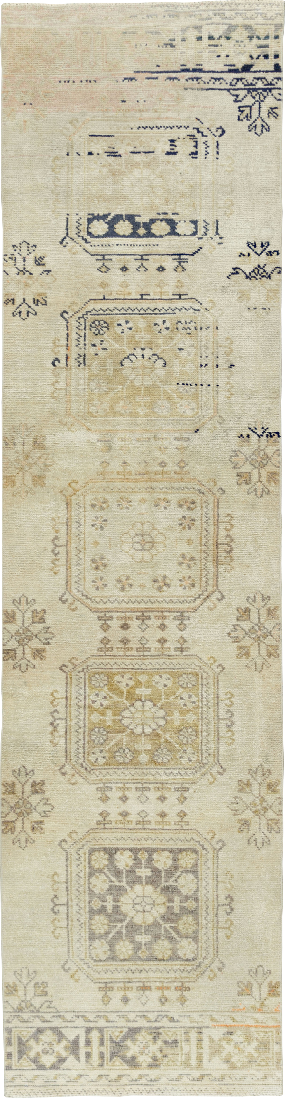Vintage Turkish Anatolian Runner, No.33702 - Galerie Shabab