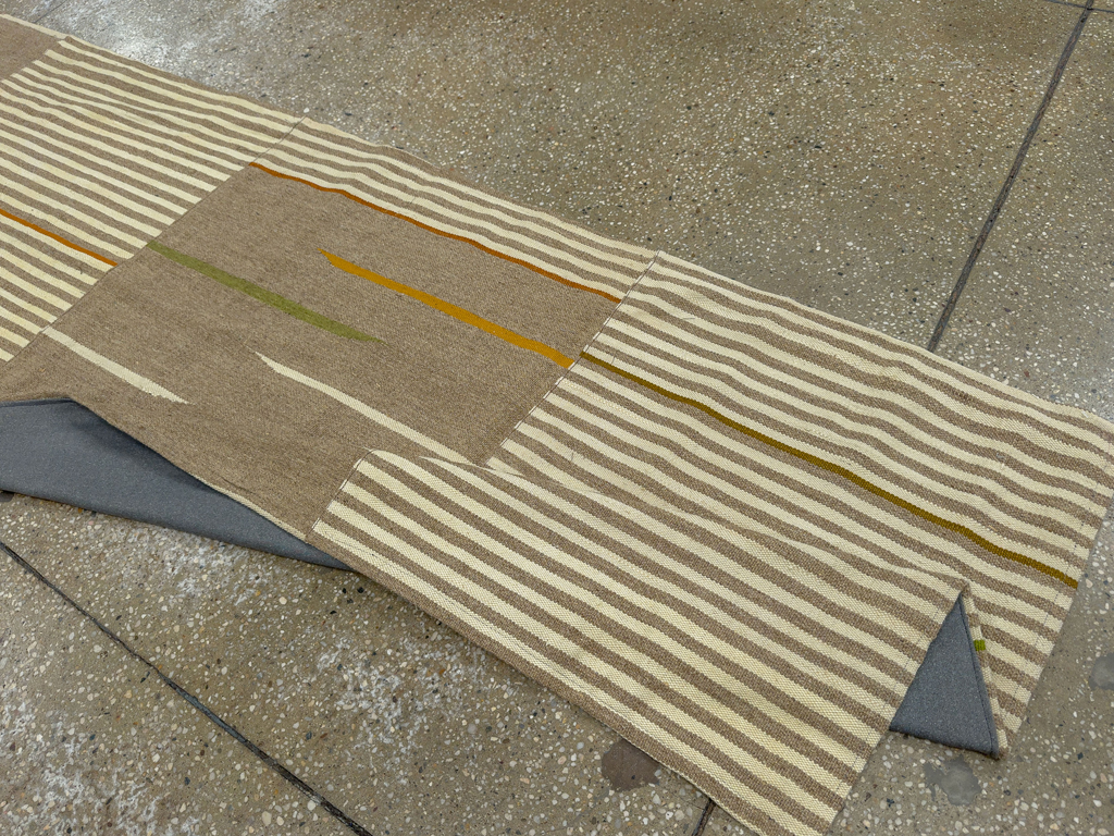 Modern Turkish Flatweave Kilim Runner, No.33872 - Galerie Shabab