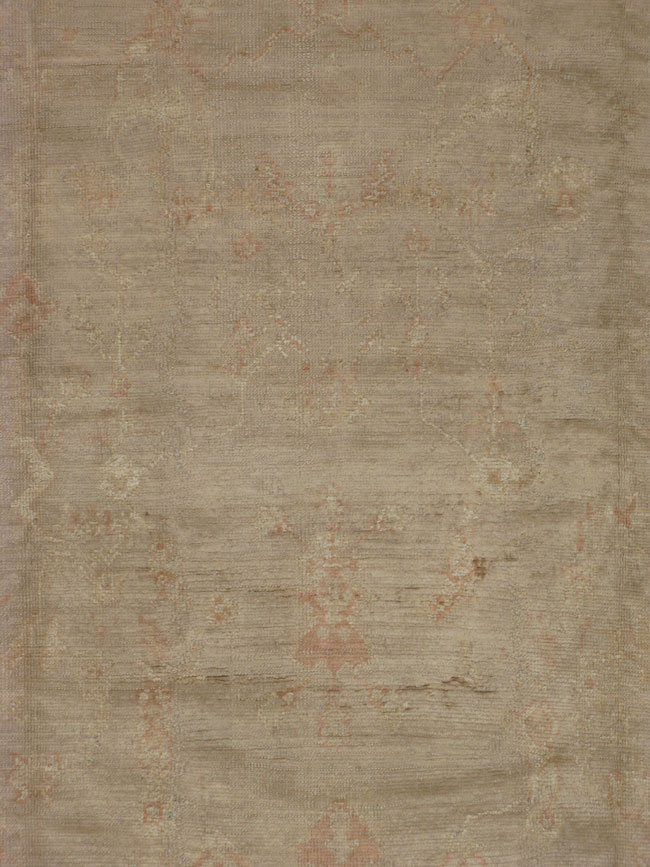 An Oushak Carpet, No.8189 - Galerie Shabab