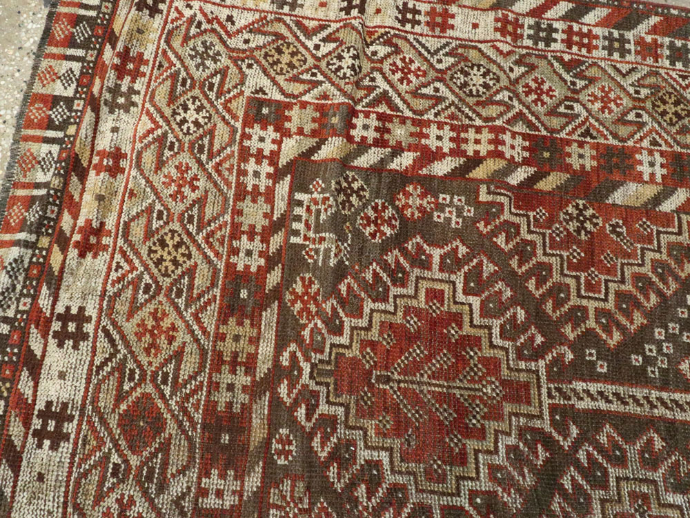 Vintage Persian Shiraz Rug, No.8232 - Galerie Shabab