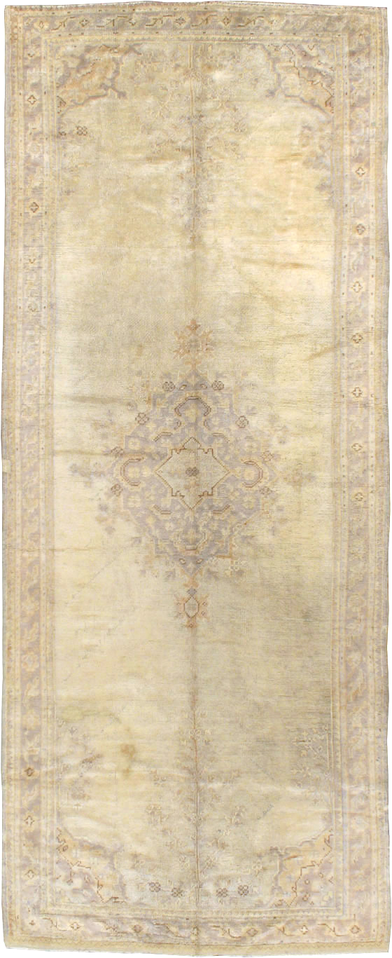 Antique Turkish Oushak Gallery Carpet, No.8404 - Galerie Shabab