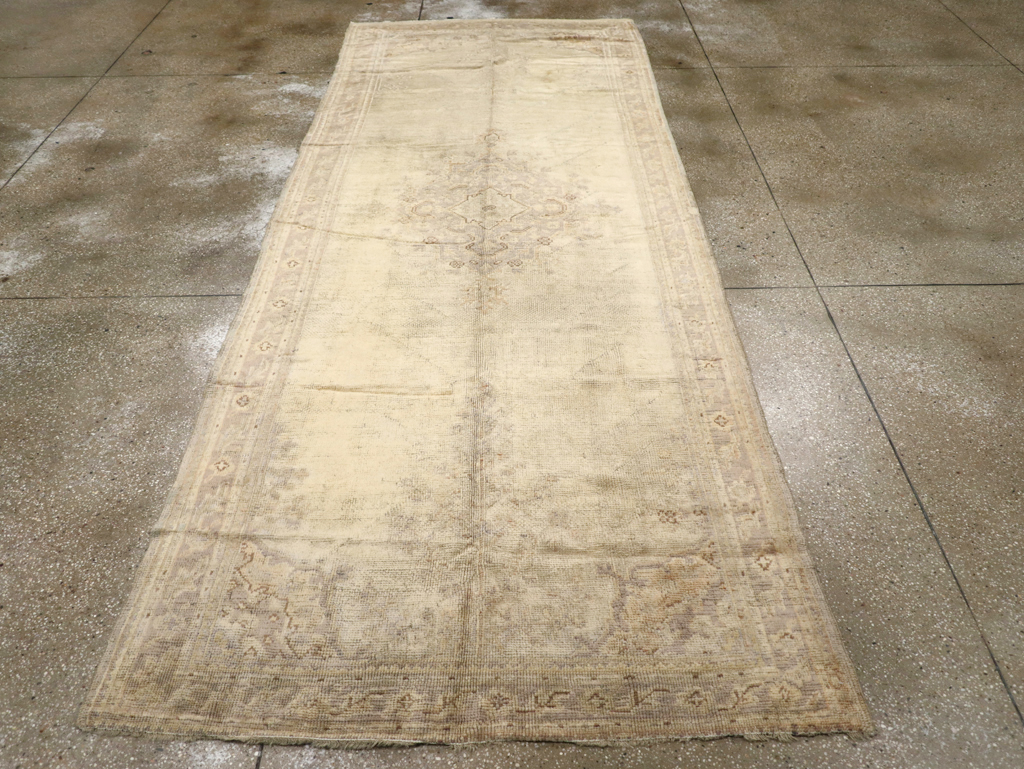 Antique Turkish Oushak Gallery Carpet, No.8404 - Galerie Shabab