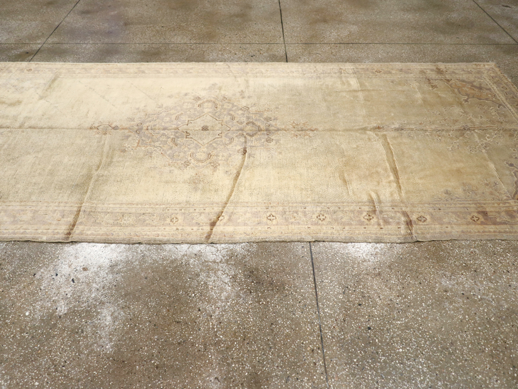 Antique Turkish Oushak Gallery Carpet, No.8404 - Galerie Shabab