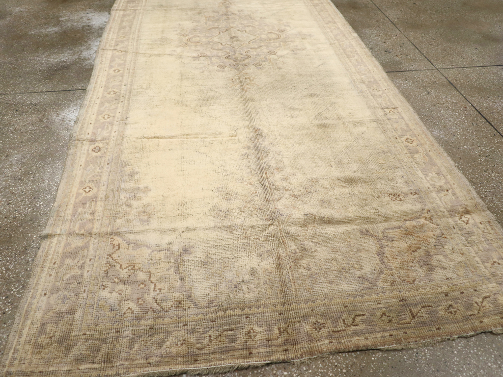 Antique Turkish Oushak Gallery Carpet, No.8404 - Galerie Shabab