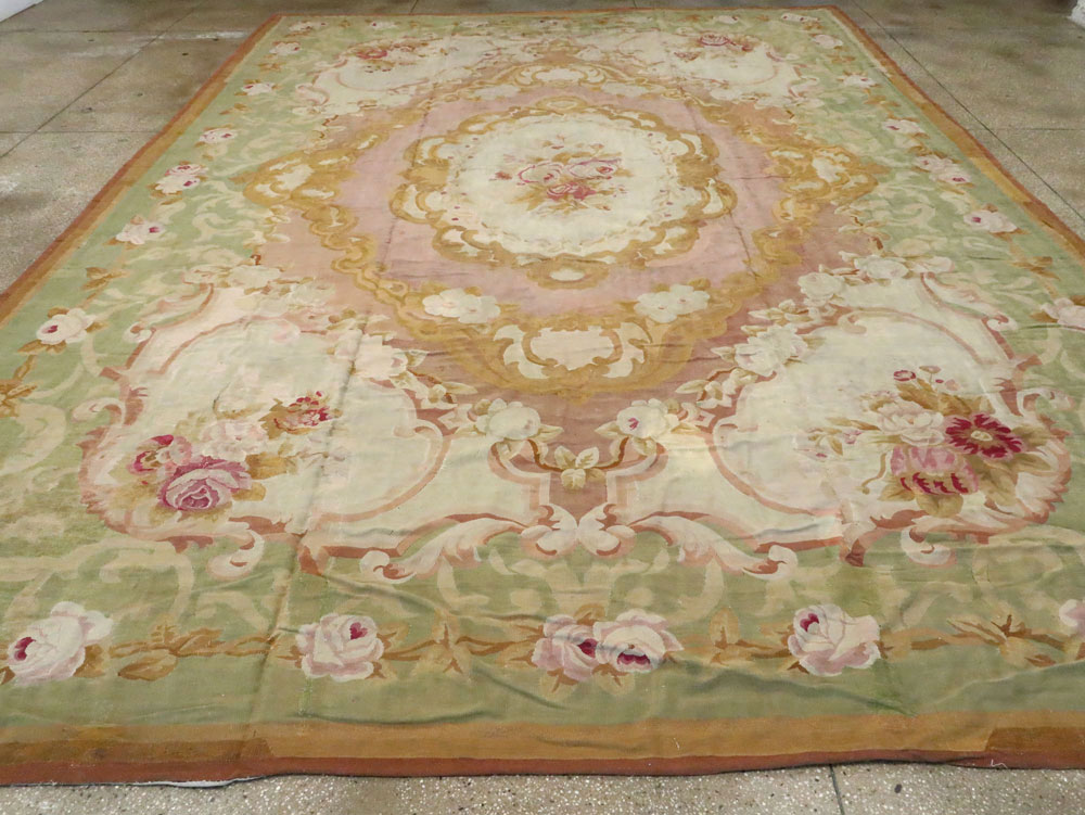 Antique French Aubusson Carpet, No.8909 - Galerie Shabab