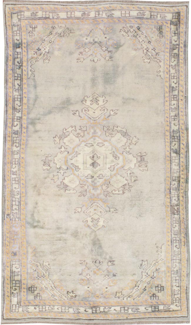 Antique Turkish Oushak Rug, No.8964 - Galerie Shabab